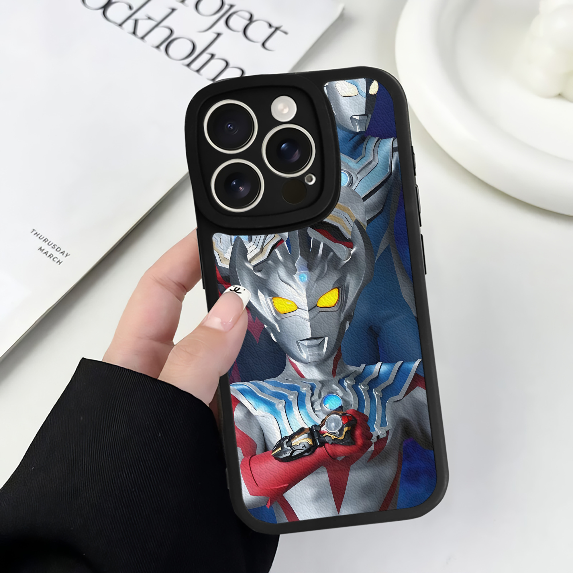 （画像用） ウルトラマン Ultraman 【iPhone 16シリーズ対応】シリコンスマホケース（レザー調） 材質：シリコン